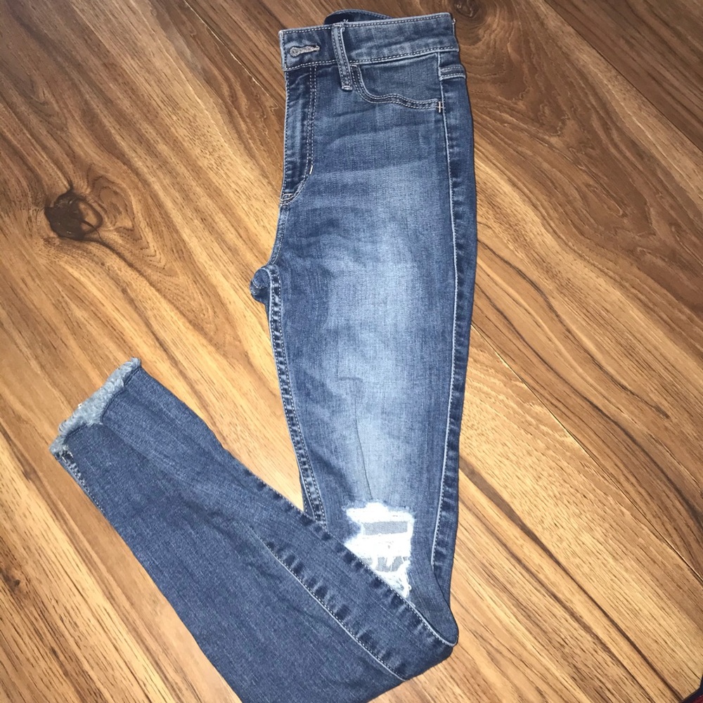 Distressed skinny jeans